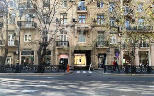 3 Room Old Apartment for Sale in Baku