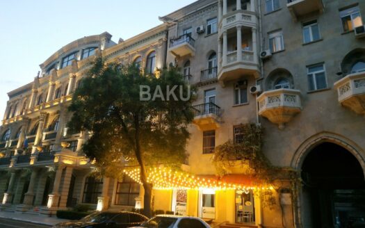 3 Room Old Apartment for Sale in Baku