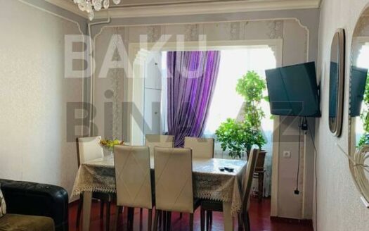 4 Room Old Apartment for Sale in Baku