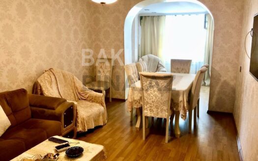 3 Room Old Apartment for Sale in Baku