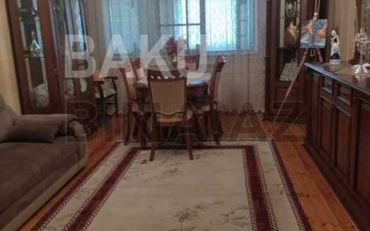 3 Room Old Apartment for Sale in Baku