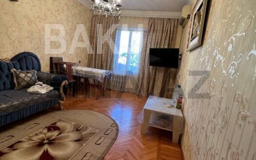 4 Room Old Apartment for Sale in Baku