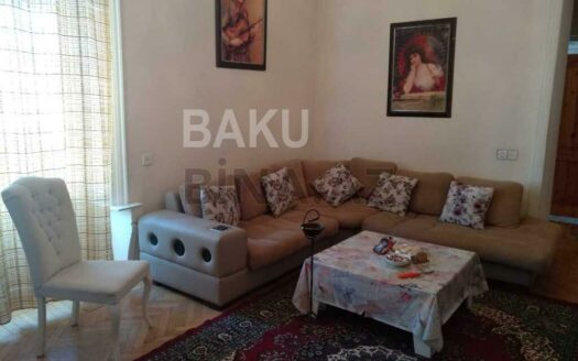 2 Rooms Old Apartment for Sale in Baku