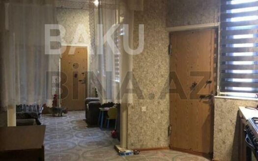 6-Room Old Apartment for Sale in Baku