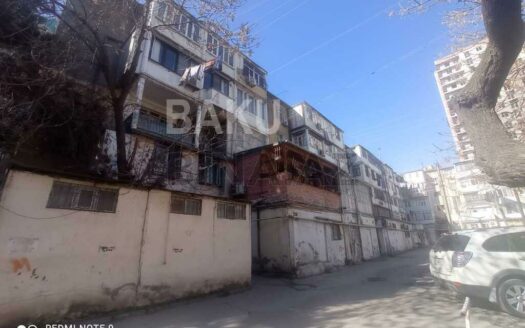 2 Rooms Old Apartment for Sale in Baku
