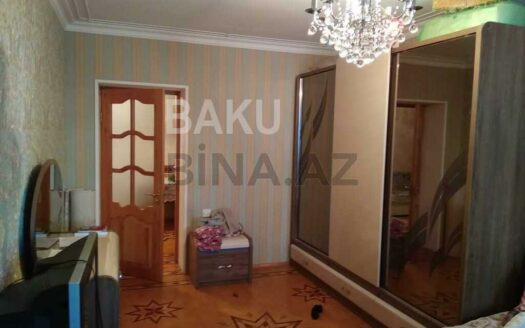 5-Room Old Apartment for Sale in Baku
