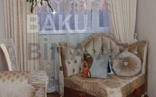 4 Room Old Apartment for Sale in Baku
