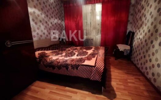 4 Room Old Apartment for Sale in Baku