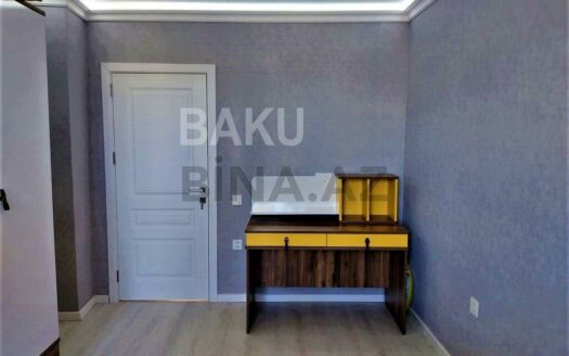 4 Room Old Apartment for Sale in Baku