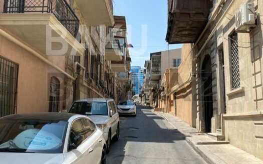 3 Room Old Apartment for Sale in Baku