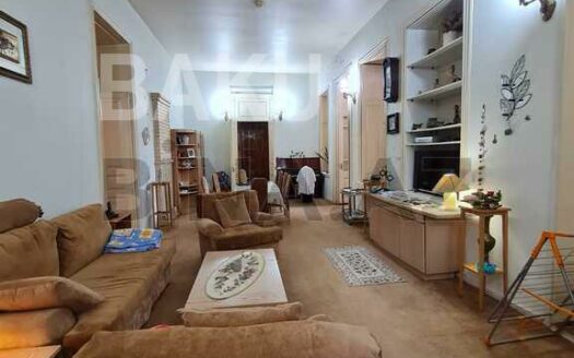 4 Room Old Apartment for Sale in Baku