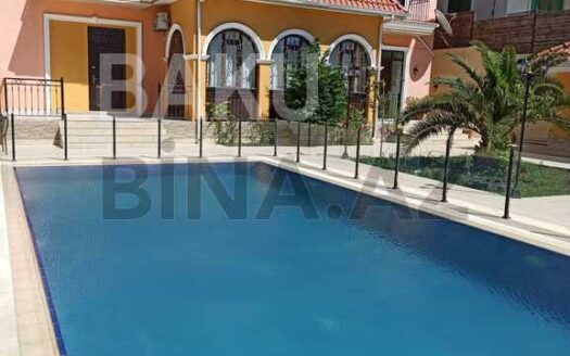 7 Room House / Villa for Sale in Baku