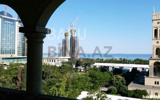 3 Room Old Apartment for Sale in Baku