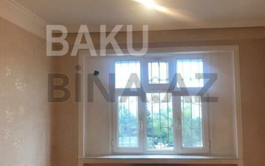 3 Room Old Apartment for Sale in Baku