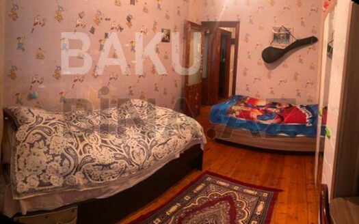 3 Room Old Apartment for Sale in Baku