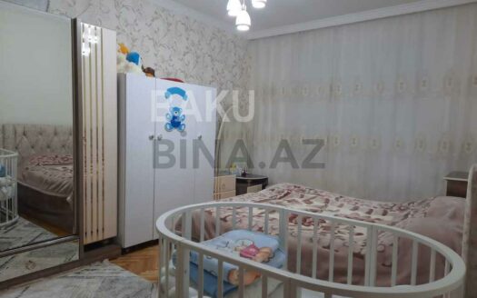 3 Room Old Apartment for Sale in Baku