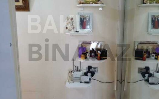 4 Room Old Apartment for Sale in Baku