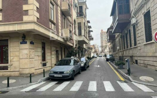 3 Room Old Apartment for Sale in Baku