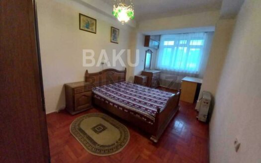 3 Room Old Apartment for Sale in Baku