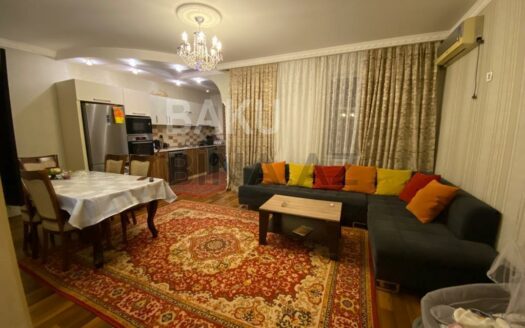 4 Room Old Apartment for Sale in Baku
