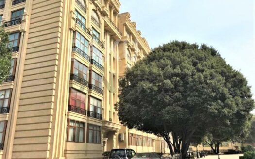 4 Room Old Apartment for Sale in Baku