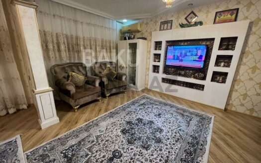 5-Room Old Apartment for Sale in Baku