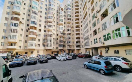 4 Room Old Apartment for Sale in Baku