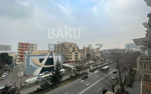 3 Room Old Apartment for Sale in Baku