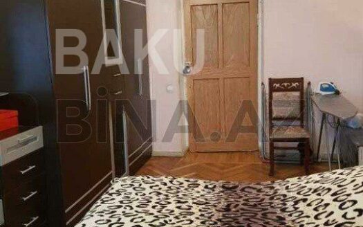 3 Room Old Apartment for Sale in Baku