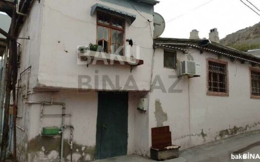 4 Room Old Apartment for Sale in Baku