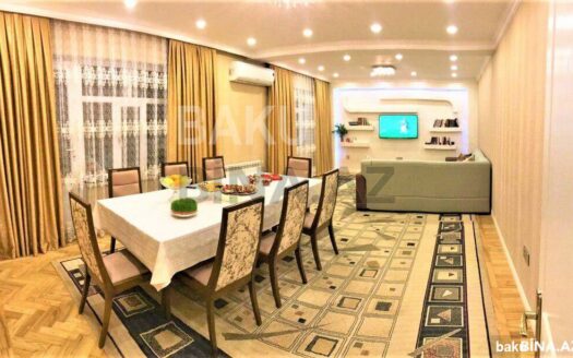 5-Room Old Apartment for Sale in Baku