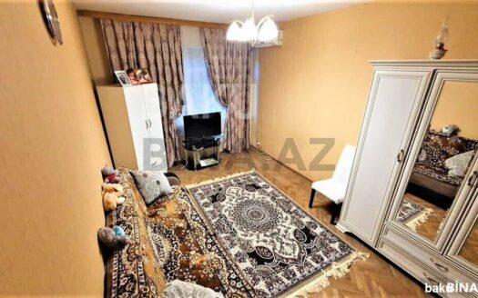 3 Room Old Apartment for Sale in Baku