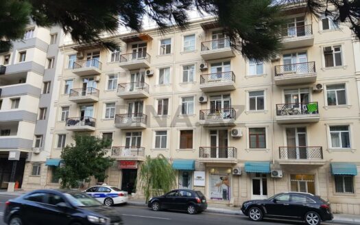 3 Room Old Apartment for Sale in Baku