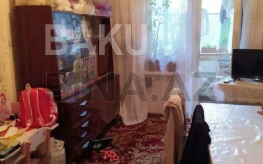 4 Room Old Apartment for Sale in Baku
