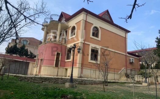 7 Room House / Villa for Sale in Baku