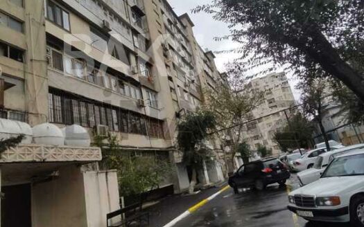 4 Room Old Apartment for Sale in Baku