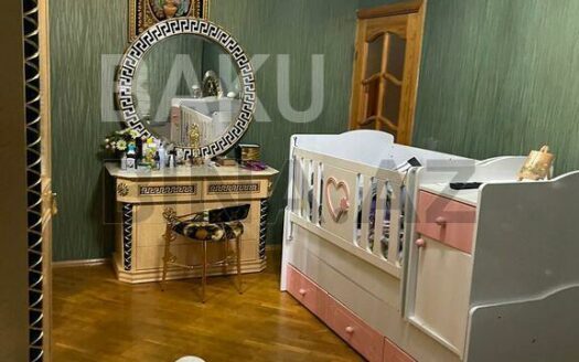 3 Room Old Apartment for Sale in Baku