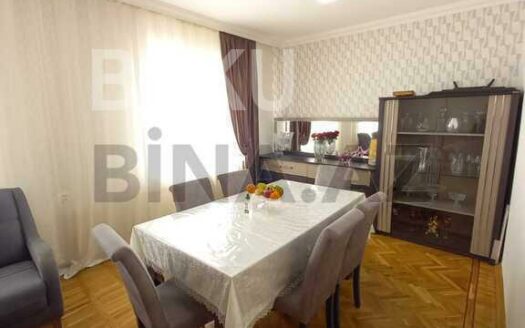 5-Room Old Apartment for Sale in Baku