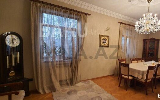 4 Room Old Apartment for Sale in Baku