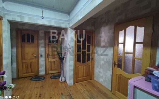 3 Room Old Apartment for Sale in Baku