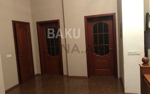 5-Room Old Apartment for Sale in Baku