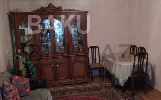 3 Room Old Apartment for Sale in Baku