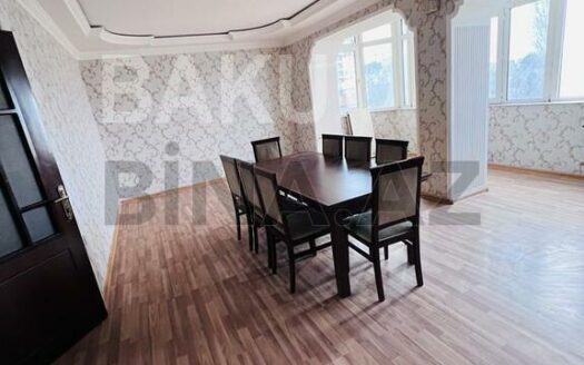 3 Room Old Apartment for Sale in Baku