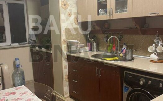 5-Room Old Apartment for Sale in Baku