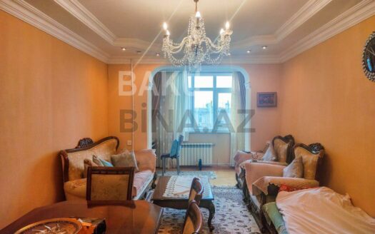 3 Room Old Apartment for Sale in Baku