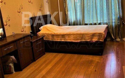 4 Room Old Apartment for Sale in Baku