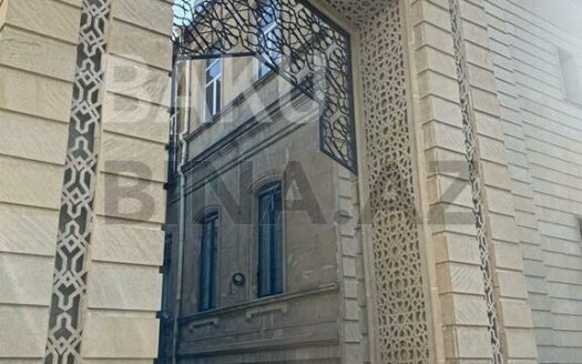3 Room Old Apartment for Sale in Baku