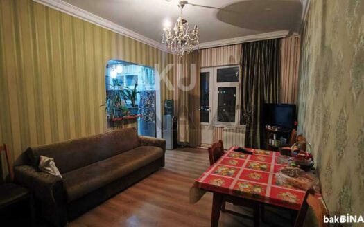 5-Room Old Apartment for Sale in Baku