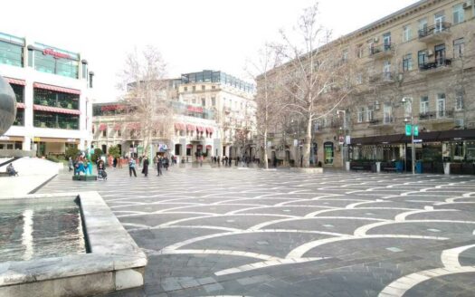 4 Room Old Apartment for Sale in Baku