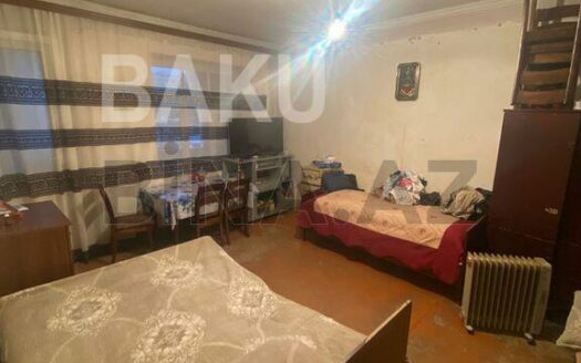 5-Room Old Apartment for Sale in Baku